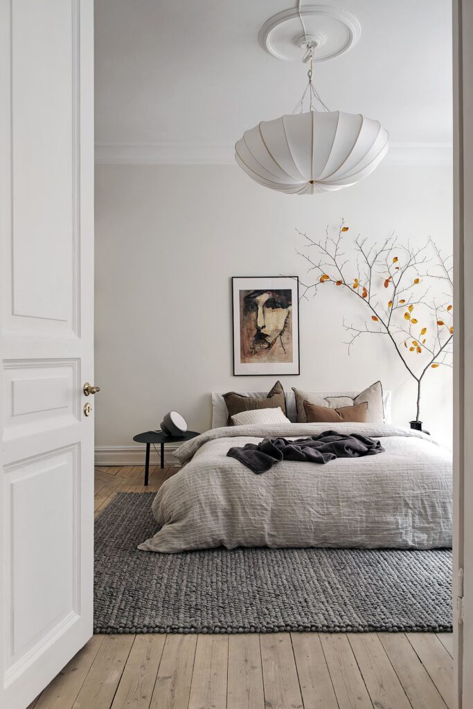 Decluttering Strategies - The Foundation of Minimalist Bedroom Decor 