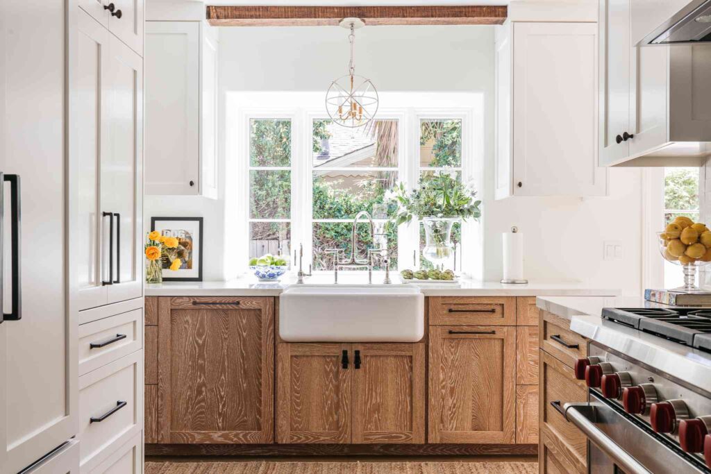 Classic Farmhouse Sinks in Modern Farmhouse Kitchen Decor