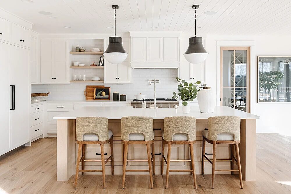 Statement Islands: Central Features in Farmhouse Kitchen Decor