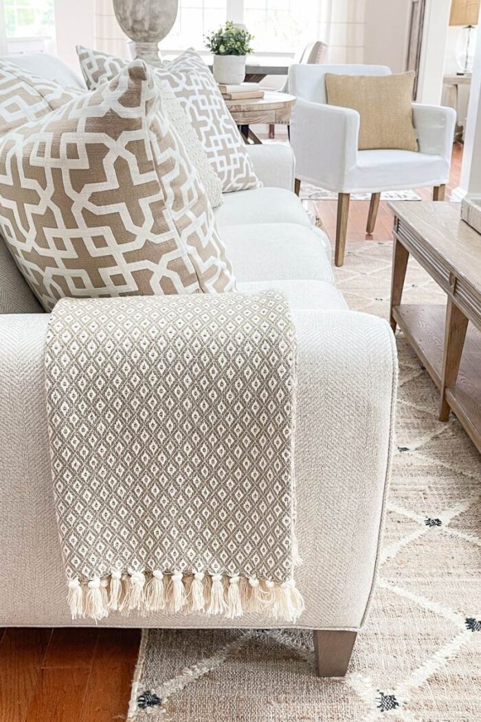 12 Ways to Decorate with Throw Blankets on Your Couch with Warmth and Style